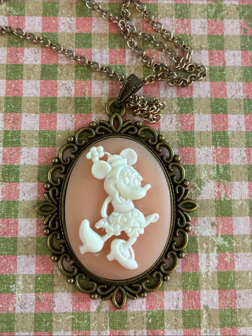 Oval Minnie peach and ivory pendant necklace in brass tone setting